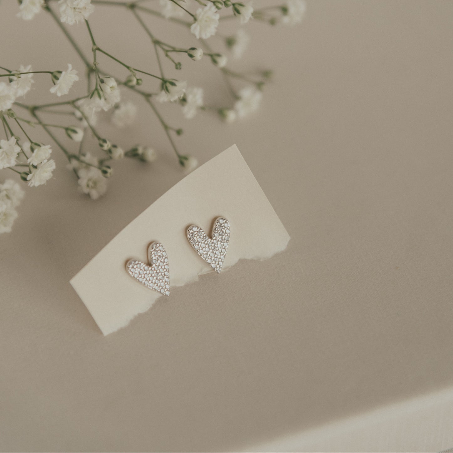 Brinco coração cravejado prateado