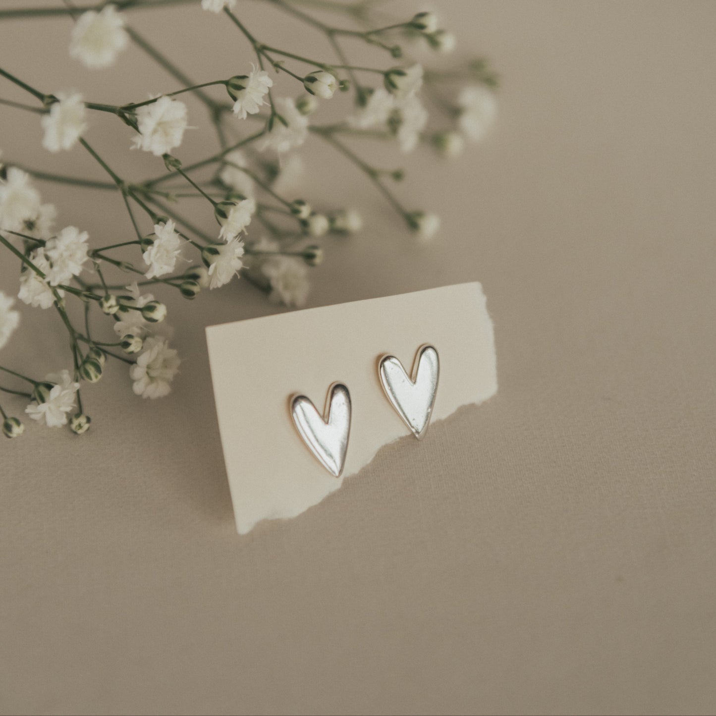 Brinco coração prateado