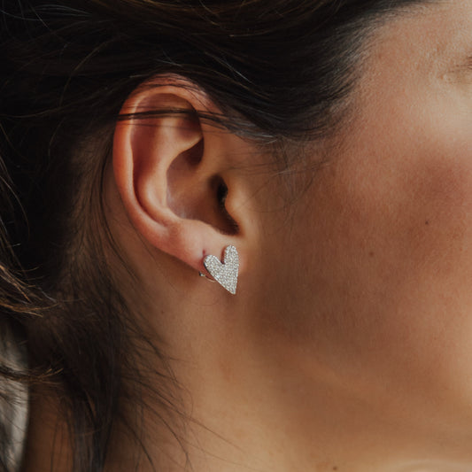 Brinco coração cravejado prateado