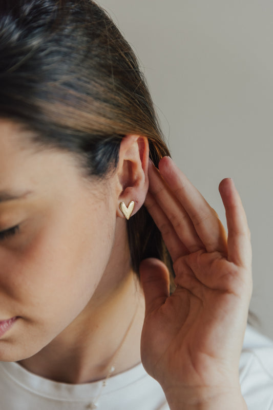 Brinco coração dourado